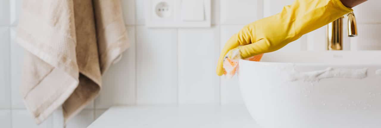 Manos limpiando los baños